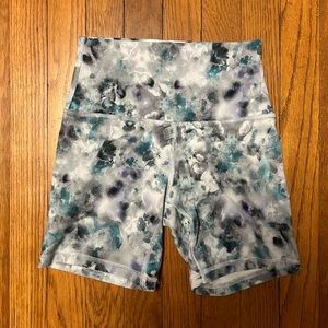 Lululemon 6 in shorts